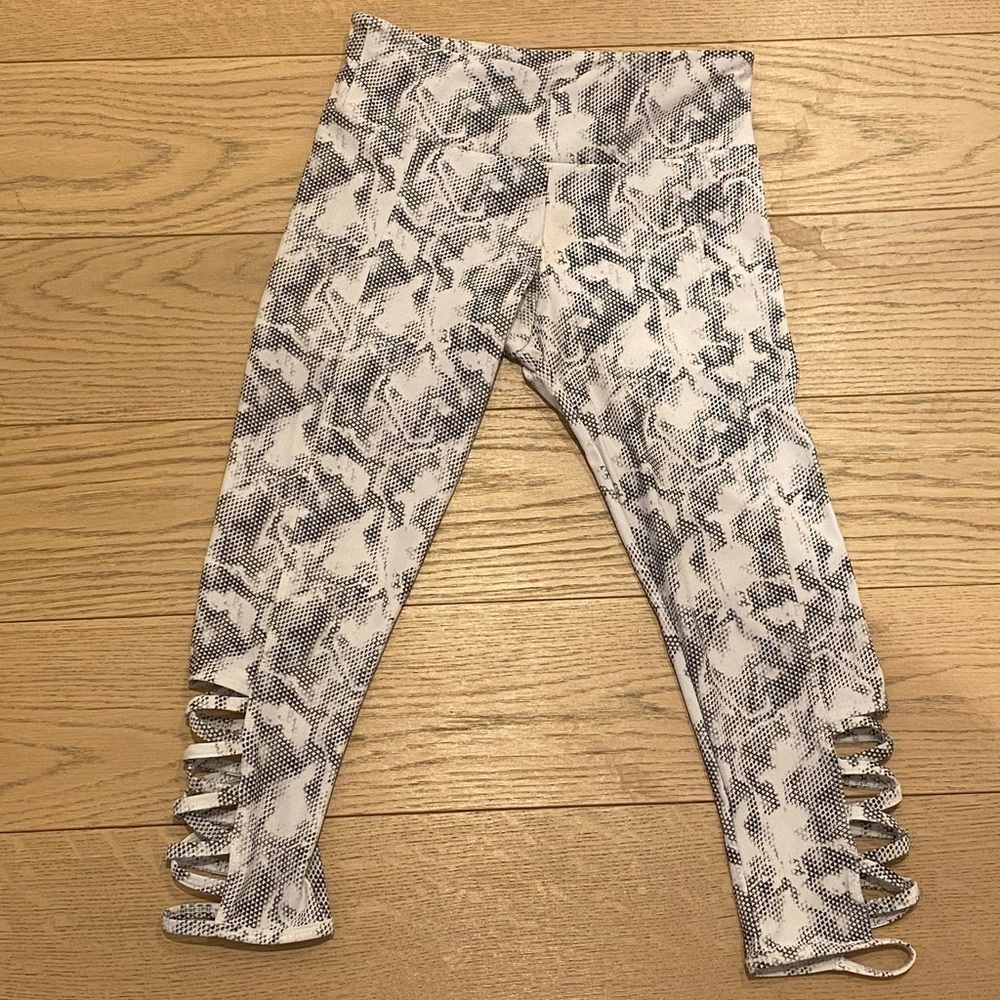 Onzie Leggings S/M Grsy White Stripe Techno Crop Cut Out Criss Cross Capris Yoga
